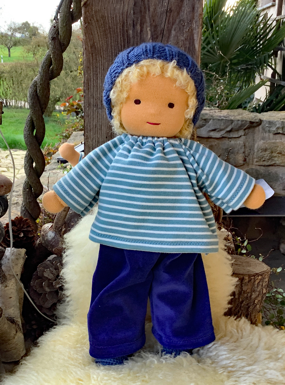 Kleine Stoffpuppe nach Waldorfart Max – Bild 2