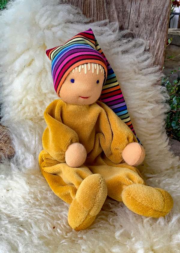 Minipüppchen nach Art der Waldorfpuppe gelb 2