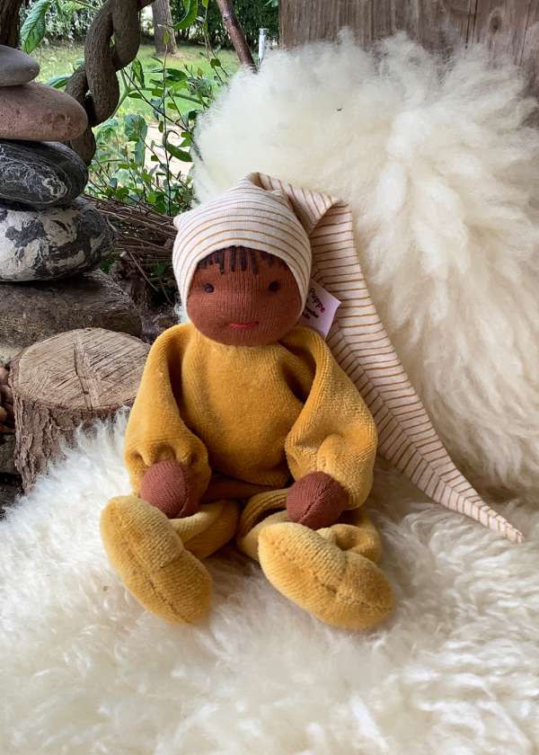 Minipüppchen nach Art der Waldorfpuppe gelb