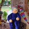Minipüppchen nach Art der Waldorfpuppe dunkelblau – Bild 2