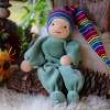 Minipüppchen nach Art der Waldorfpuppe Mittelgrün – Bild 3