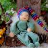 Minipüppchen nach Art der Waldorfpuppe Mittelgrün – Bild 2