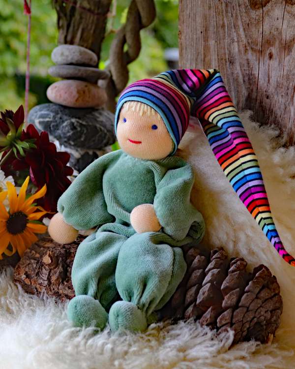 Minipüppchen nach Art der Waldorfpuppe Mittelgrün