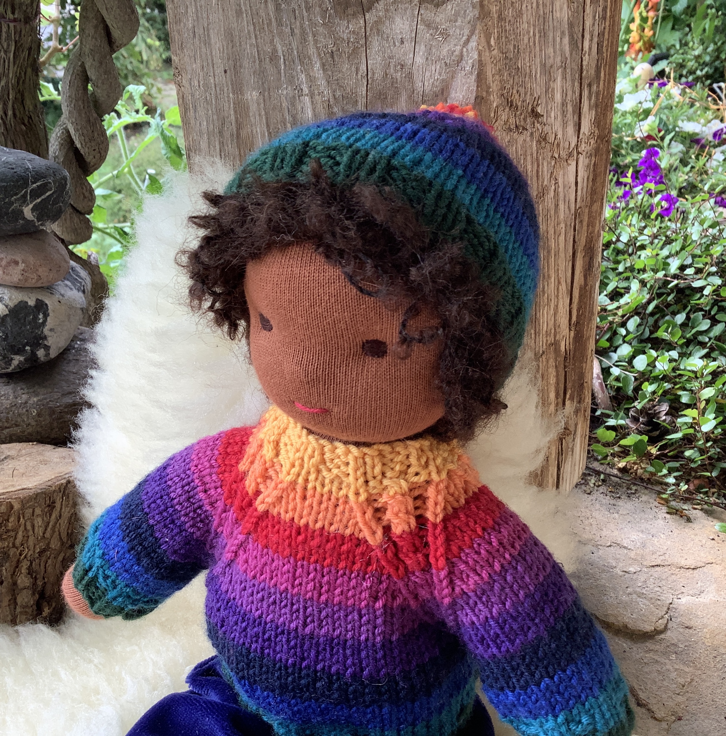 Kleine Stoffpuppe nach Waldorfart Safi – Bild 4