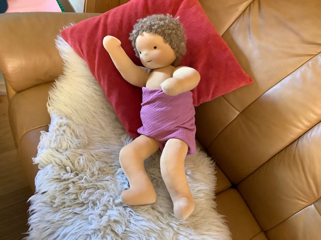 Stoffpuppe nach Art der Waldorfpuppe Babypuppe 56cm – Bild 3