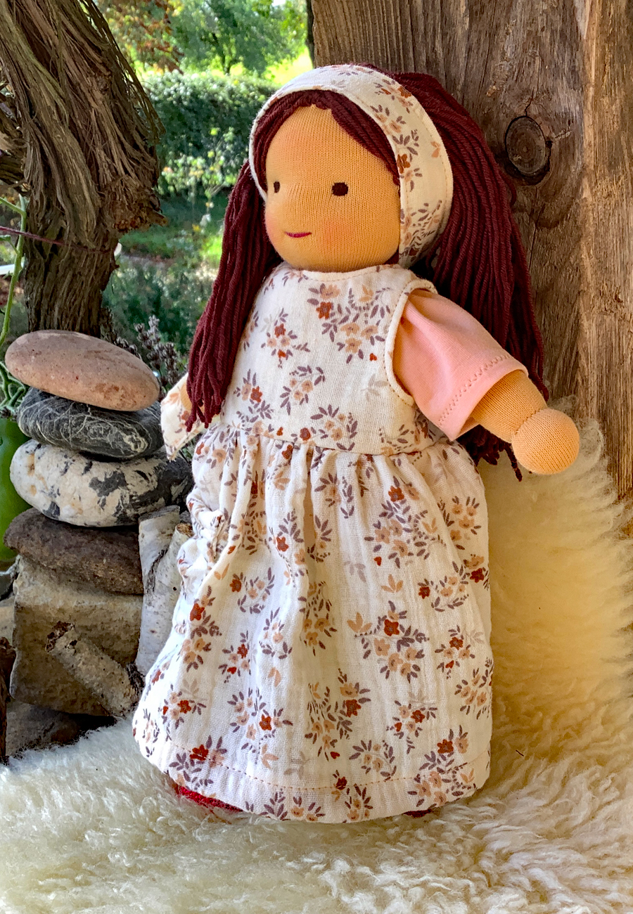 Kleine Stoffpuppe nach Waldorfart Lea – Bild 4