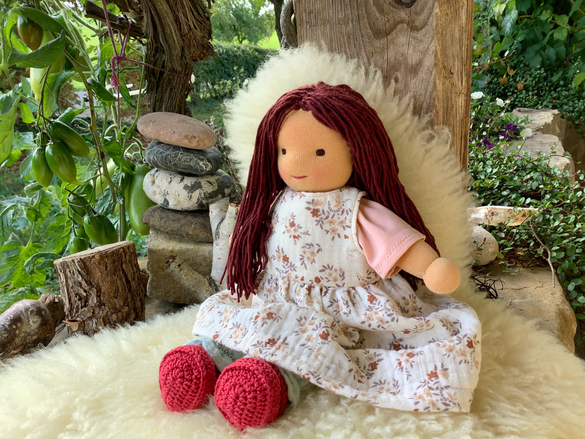 Kleine Stoffpuppe nach Waldorfart Lea – Bild 2