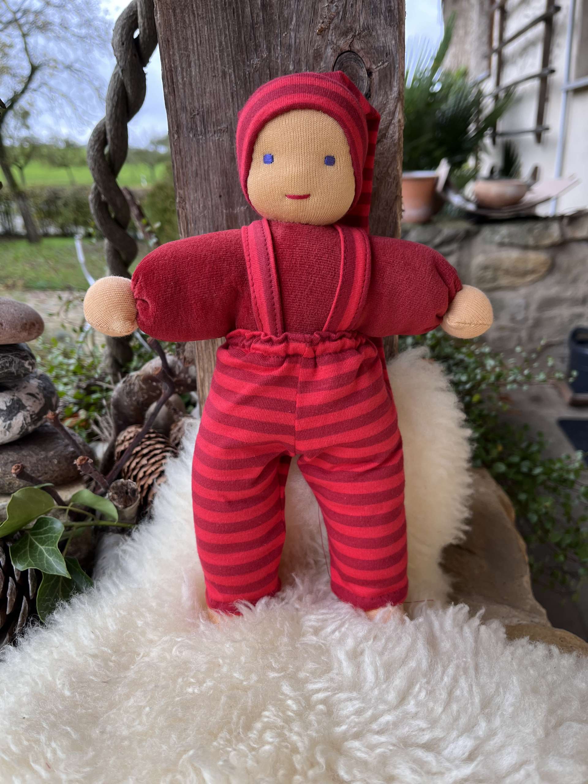 Nickipueppchen mit Hose nach Art der Waldorfpuppe in Rot