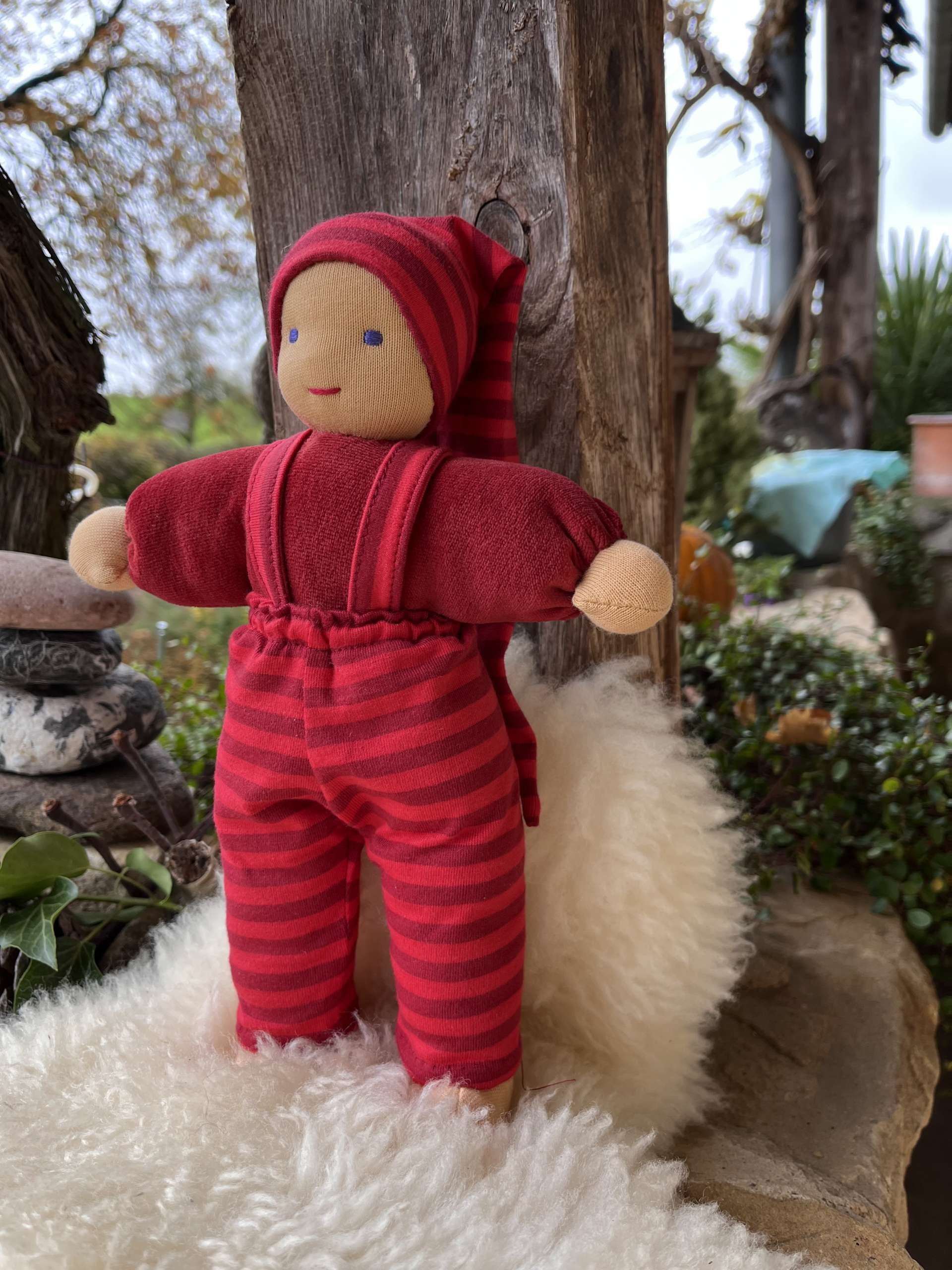 Nickipueppchen mit Hose nach Art der Waldorfpuppe in Rot – Bild 3