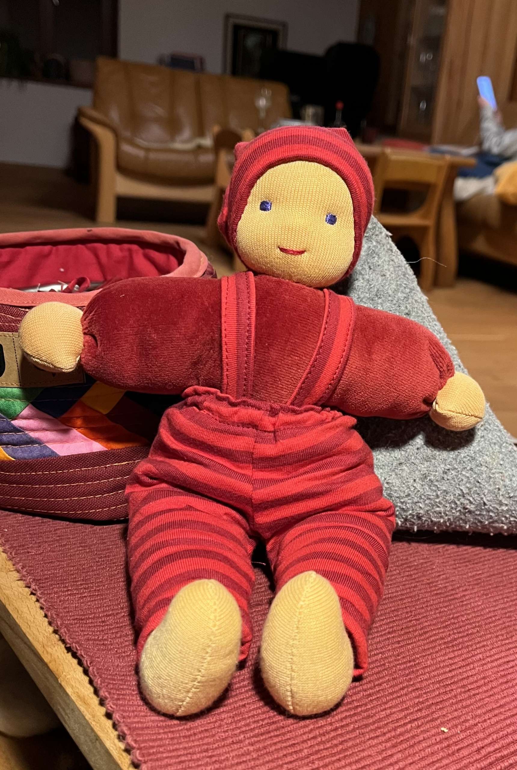 Nickipueppchen mit Hose nach Art der Waldorfpuppe in Rot – Bild 2