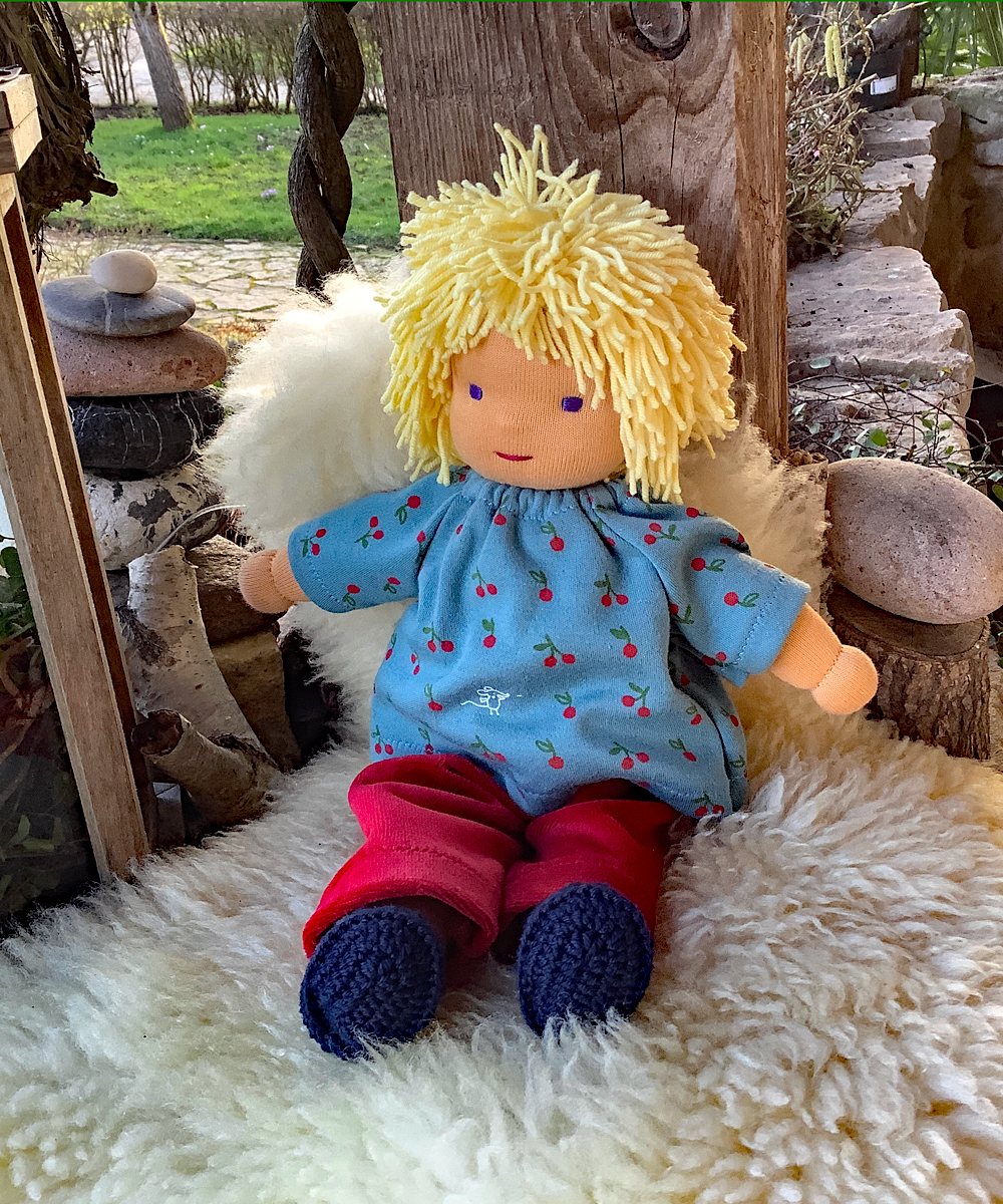 Kleine Stoffpuppe nach Waldorfart Luka – Bild 5