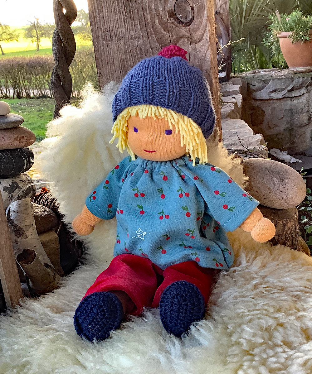 Kleine Stoffpuppe nach Waldorfart Luka – Bild 4