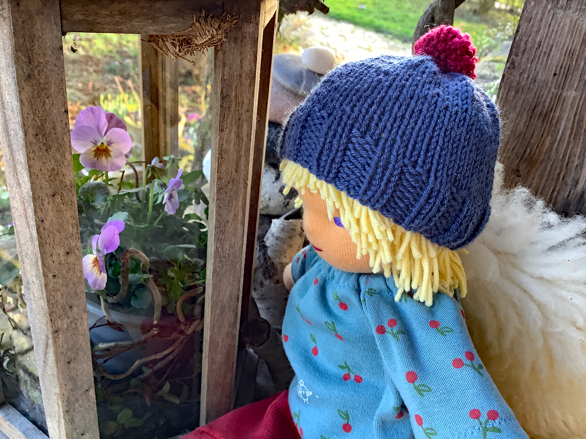 Kleine Stoffpuppe nach Waldorfart Luka – Bild 3