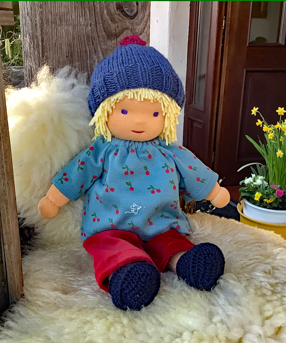 Kleine Stoffpuppe nach Waldorfart Luka – Bild 2