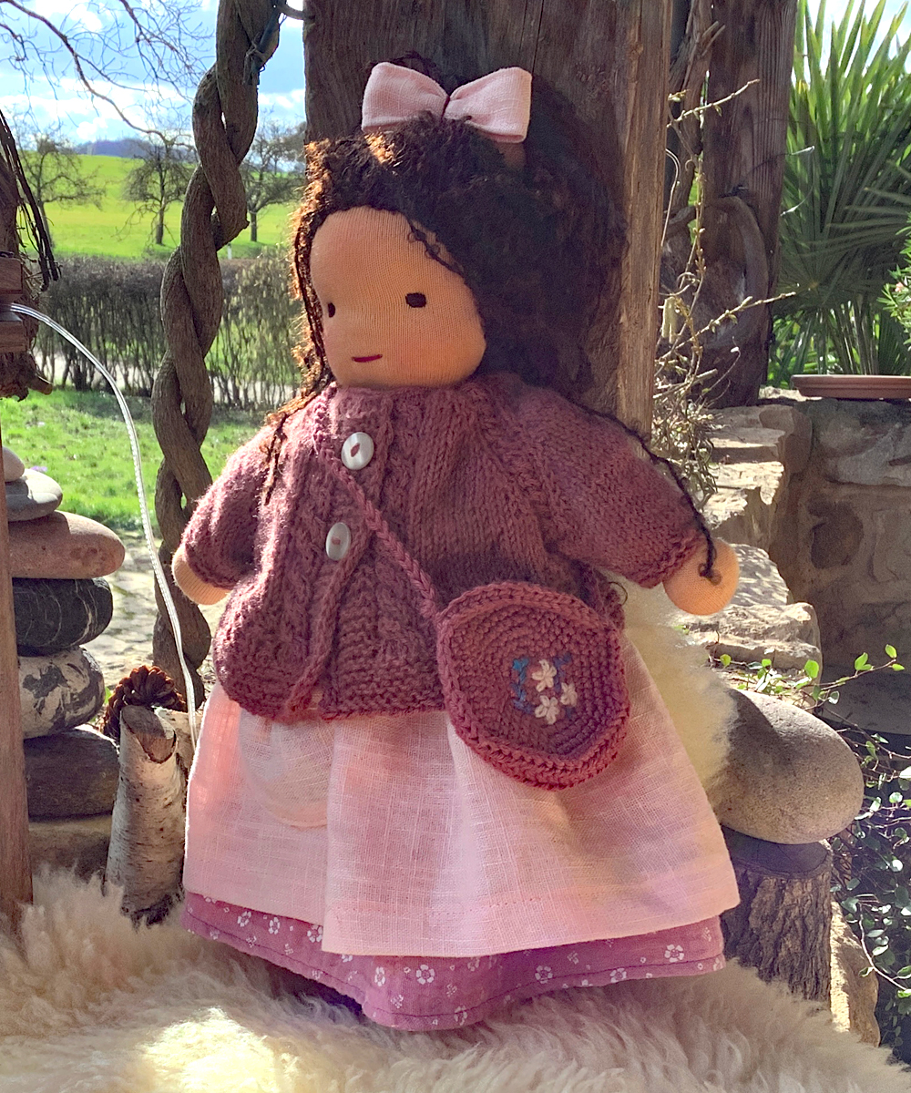 Kleine Stoffpuppe nach Waldorfart Lena – Bild 2