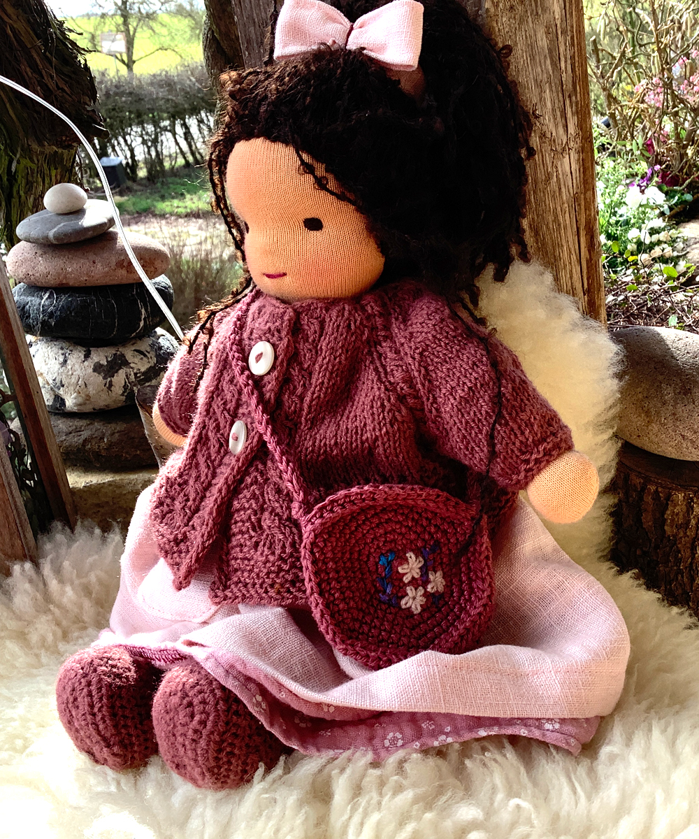 Kleine Stoffpuppe nach Waldorfart Lena – Bild 6