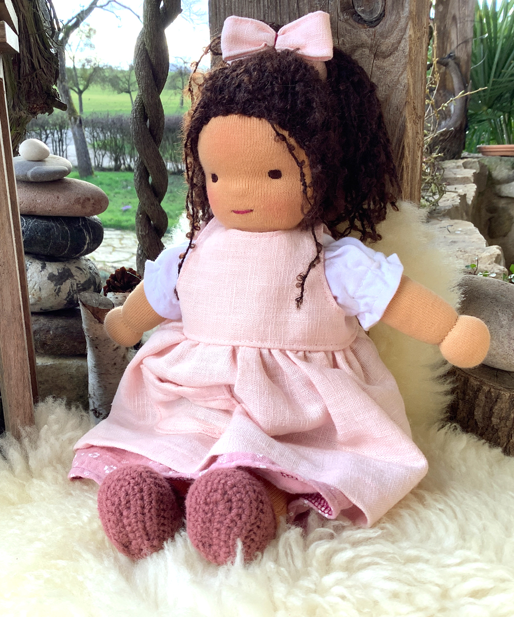 Kleine Stoffpuppe nach Waldorfart Lena – Bild 4