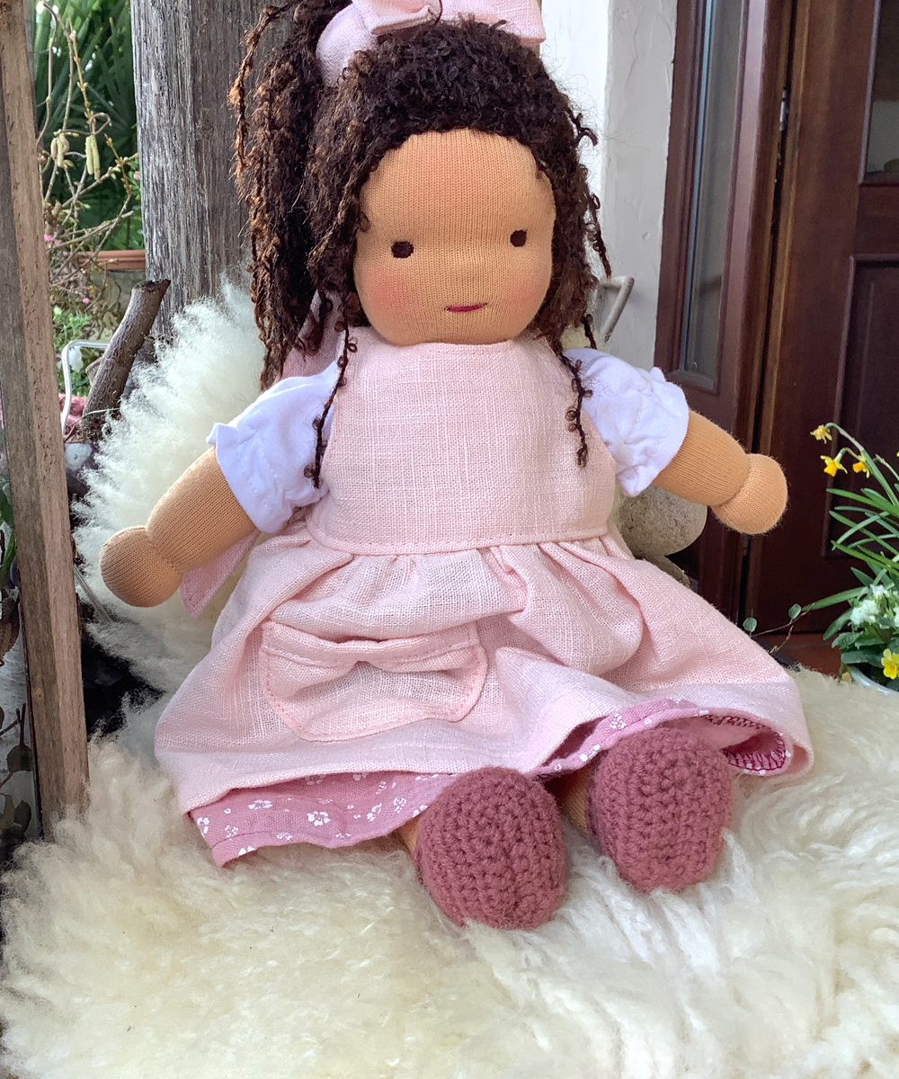 Kleine Stoffpuppe nach Waldorfart Lena – Bild 5
