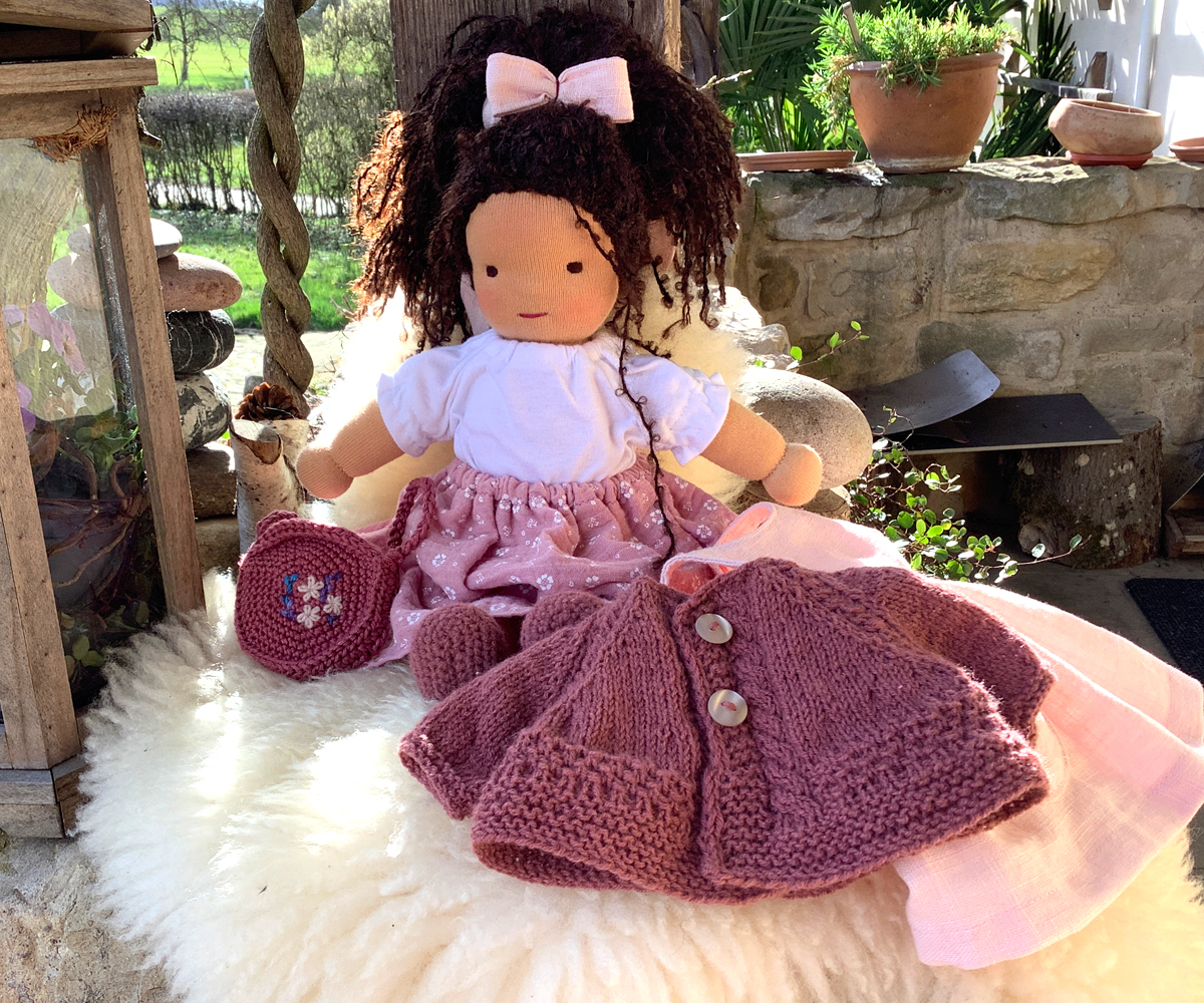 Kleine Stoffpuppe nach Waldorfart Lena – Bild 3