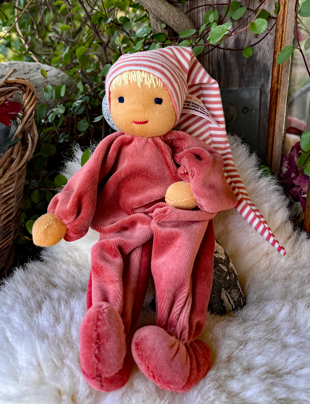 Minipüppchen nach Art der Waldorfpuppe Rosenholz